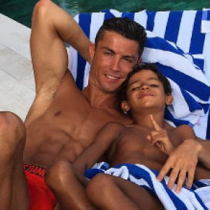 Cristiano Ronaldo en vacances avec son fils Cristiano Jr., sur un transat pour un moment père-fils, photo Instagram en juillet 2016