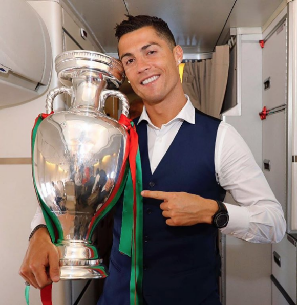 Cristiano Ronaldo avec son trophée de champion d'Europe, photo Instagram en juillet 2016