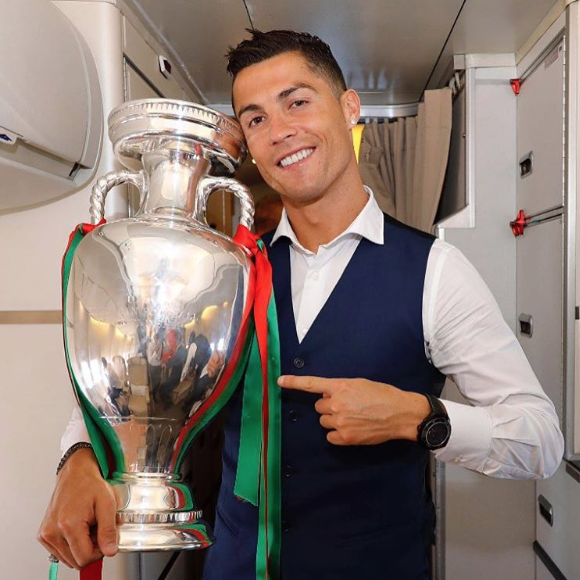 Cristiano Ronaldo avec son trophée de champion d'Europe, photo Instagram en juillet 2016