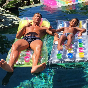 Cristiano Ronaldo se détend avec son fils Cristiano Jr., en vacances dans les Baléares, photo Instagram en juillet 2016