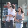 Exclusif - Mila Kunis enceinte et son mari Ashton Kutcher sont allés prendre le petit déjeuner avec leur fille Wyatt Kutcher à Beverly Hills, le 26 juin 2016