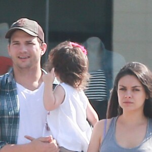 Exclusif - Mila Kunis enceinte et son mari Ashton Kutcher sont allés prendre le petit déjeuner avec leur fille Wyatt Kutcher à Beverly Hills, le 26 juin 2016