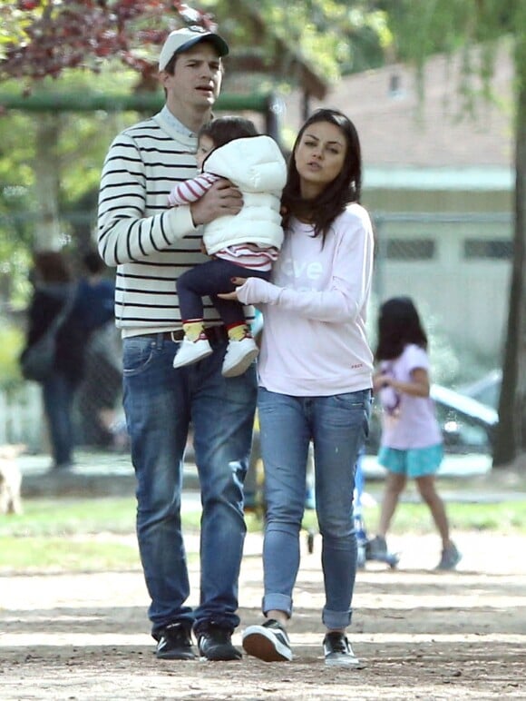 Exclusif - Mila Kunis et son mari Ashton Kutcher se promènent avec leur fille Wyatt dans un parc à Studio City, le 13 mars 2016