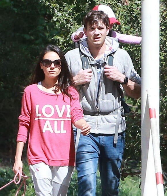 Exclusif - Mila Kunis, son mari Ashton Kutcher et leur fille Wyatt se promènent en famille avec leur chien dans le Griffith Park à Los Angeles, le 6 mars 2016.