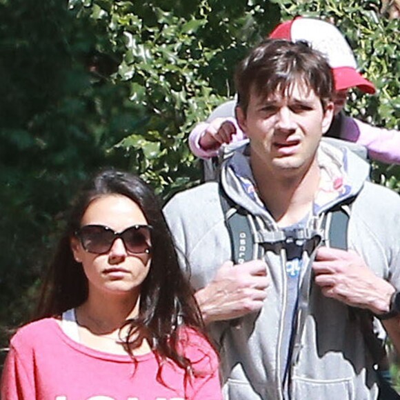 Exclusif - Mila Kunis, son mari Ashton Kutcher et leur fille Wyatt se promènent en famille avec leur chien dans le Griffith Park à Los Angeles, le 6 mars 2016.