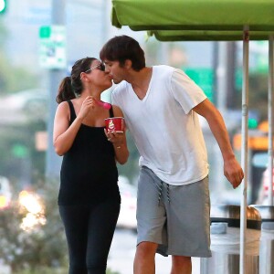 Ashton Kutcher et Mila Kunis à Sherman Oaks le 7 juin 2014.