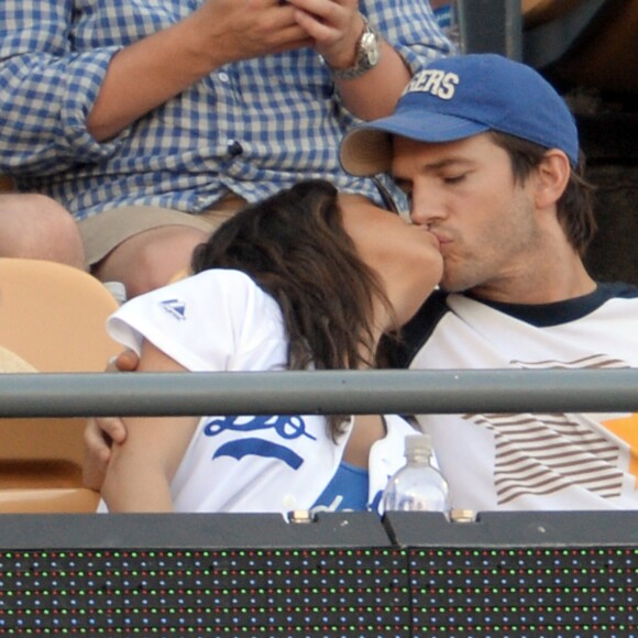 Mila Kunis et Ashton Kutcher au Dodger Stadium, Los Angeles, le 28 juin 2014.