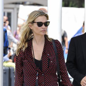 Kate Moss et son compagnon le comte Nikolai von Bismarck arrivent à Venise, le 27 juin 2016.