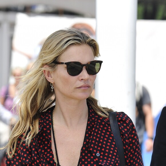 Kate Moss et son compagnon le comte Nikolai von Bismarck arrivent à Venise, le 27 juin 2016.