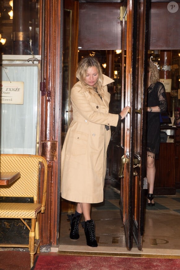 Kate Moss quitte la brasserie Lipp à Paris le 3 juillet 2016.
