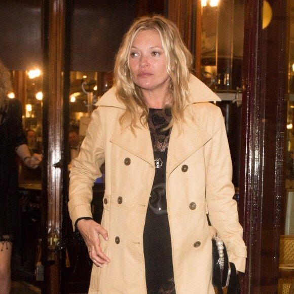 Kate Moss quitte la brasserie Lipp à Paris le 3 juillet 2016.