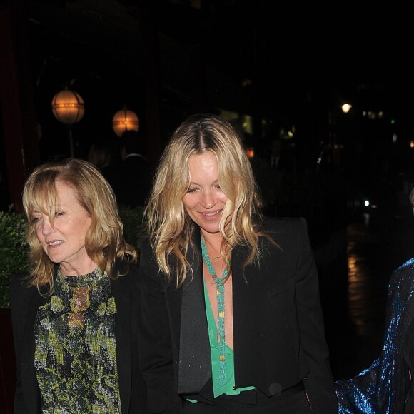 Kate Moss avec sa mère Linda Moss et son compagnon le comte Nikolai von Bismarck arrivent au Club LouLou's à Londres, le 30 juin 2016.