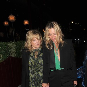 Kate Moss avec sa mère Linda Moss et son compagnon le comte Nikolai von Bismarck arrivent au Club LouLou's à Londres, le 30 juin 2016.