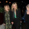 Kate Moss avec sa mère Linda Moss et son compagnon le comte Nikolai von Bismarck arrivent au Club LouLou's à Londres, le 30 juin 2016.