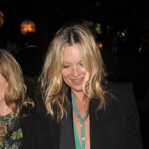 Kate Moss avec sa mère Linda Moss et son compagnon le comte Nikolai von Bismarck arrivent au Club LouLou's à Londres, le 30 juin 2016.