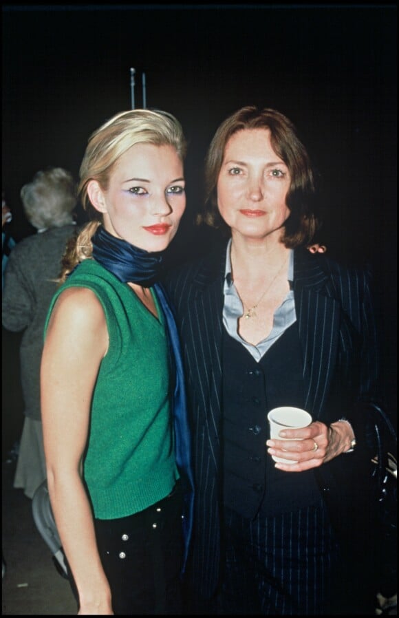 Kate Moss et sa mère Linda à Londres, en 1996.
