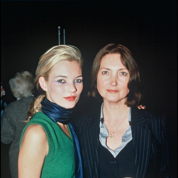 Kate Moss et sa mère Linda à Londres, en 1996.