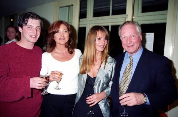 Kate Moss entourée de ses parents Linda et Peter, et de son frere Nick. Le 21 avril 1995