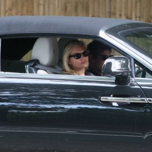 Exclusif - Kate Moss prend le volant de la Rolls-Royce qu'elle vient d'acheter avec son compagnon Nikolaï Von Bismarck à Londres le 8 juillet 2016.