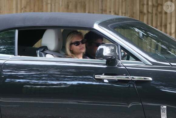 Exclusif - Kate Moss prend le volant de la Rolls-Royce qu'elle vient d'acheter avec son compagnon Nikolaï Von Bismarck à Londres le 8 juillet 2016.