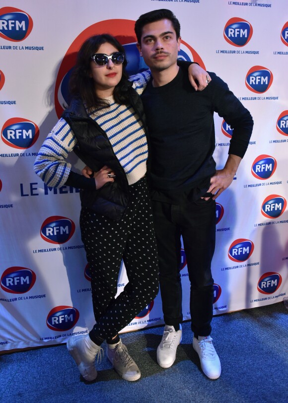 Nili Hadida et Benjamin Cotto, les membres du duo Lilly Wood And The Prick, lors de l'émission de radio : "La matinale Spéciale Noël sur RFM" dans les studios de RFM à Paris, le 19 décembre 2014.