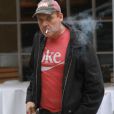 L'acteur Tom Sizemore fume une cigarette dans la rue à New York le 24 octobre 2015.