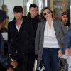 Exclusif - Miranda Kerr arrive à l'aéroport de Sydney avec son compagnon Evan Spiegel et son fils Flynn, le 3 juillet 2016.