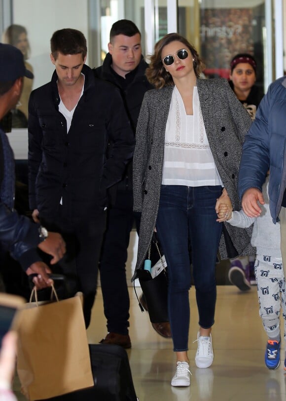 Exclusif - Miranda Kerr arrive à l'aéroport de Sydney avec son compagnon Evan Spiegel et son fils Flynn, le 3 juillet 2016.