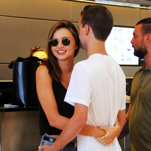 Miranda Kerr prend l'avion à l'aéroport de Los Angeles avec son nouveau petit ami Evan Spiegel, le 12 août 2015.