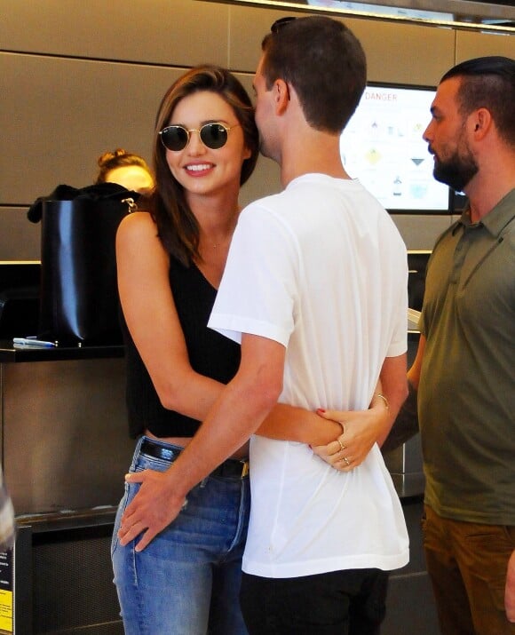 Miranda Kerr prend l'avion à l'aéroport de Los Angeles avec son nouveau petit ami Evan Spiegel, le 12 août 2015.