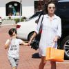 Miranda Kerr et son fils Flynn se promènent à Malibu, le 16 juillet 2016. Elle a fait du shopping chez Madison Malibu et est allée ensuite avec son fils au magasin de jouets Toy Crazy.