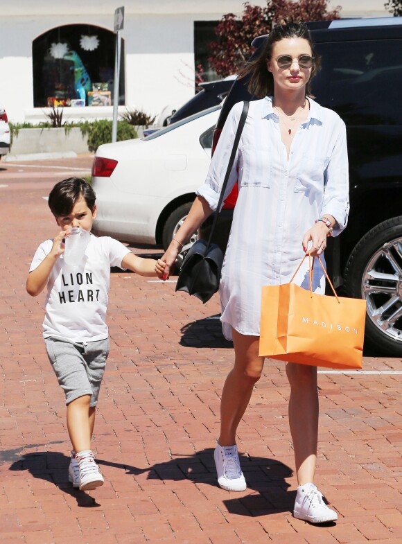 Miranda Kerr et son fils Flynn se promènent à Malibu, le 16 juillet 2016. Elle a fait du shopping chez Madison Malibu et est allée ensuite avec son fils au magasin de jouets Toy Crazy.