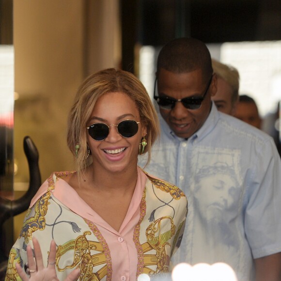 Beyoncé et Jay Z sortent du magasin Roberto Cavalli à Milan, le 18 juillet 2016.