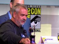 Luc Besson honoré et ivre de bonheur devant Cara Delevingne et sa femme Virginie