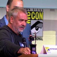 Luc Besson honoré et ivre de bonheur devant Cara Delevingne et sa femme Virginie