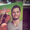 Laure Manaudou embrasse un pub de son frère pour Andros au Vieux Port à Marseille, juin 2016.