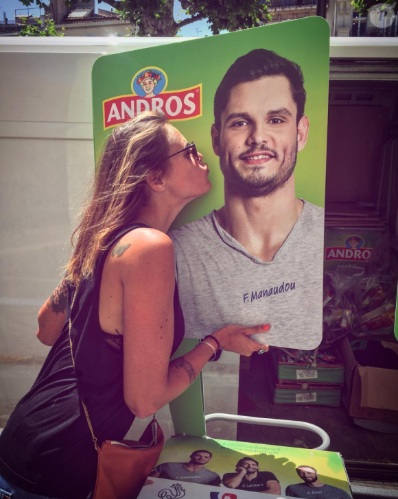 Laure Manaudou embrasse un pub de son frère pour Andros au Vieux Port à Marseille, juin 2016.