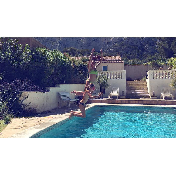 Laure Manaudou en vacances avec sa fille Manon. Piscine, soleil et complicité ! Juillet 2016.