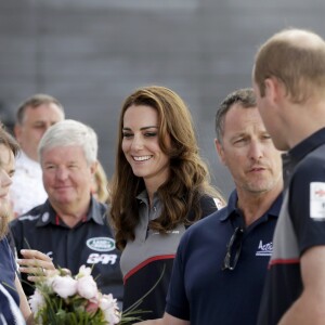 Le prince William, duc de Cambridge et Catherine Kate Middleton, la duchesse de Cambridge arrivent à Portsmouth pour rencontrer l'équipe du Land Rover Bar team qui participe à L'america's cup à Portsmouth, le 24 juillet 2016