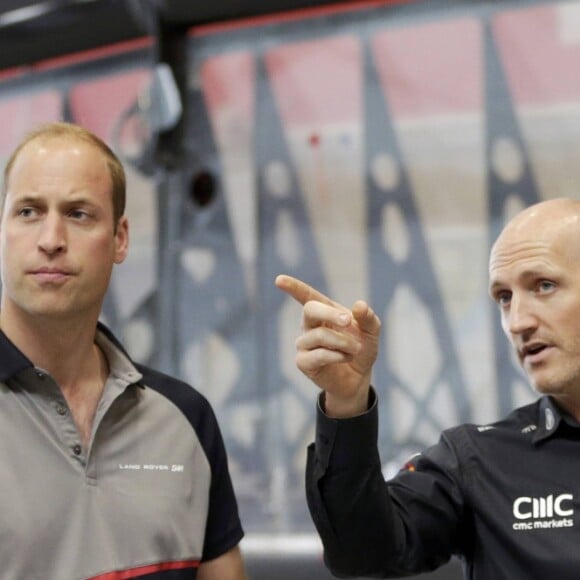 Le prince William, duc de Cambridge et Catherine Kate Middleton, la duchesse de Cambridge arrivent à Portsmouth pour rencontrer l'équipe du Land Rover Bar team qui participe à L'america's cup à Portsmouth, le 24 juillet 2016