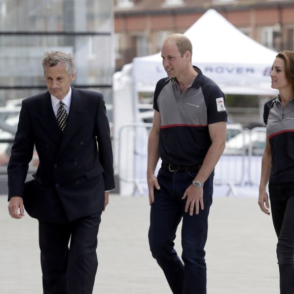 Le prince William, duc de Cambridge et Catherine Kate Middleton, la duchesse de Cambridge arrivent à Portsmouth pour rencontrer l'équipe du Land Rover Bar team qui participe à L'america's cup à Portsmouth, le 24 juillet 2016