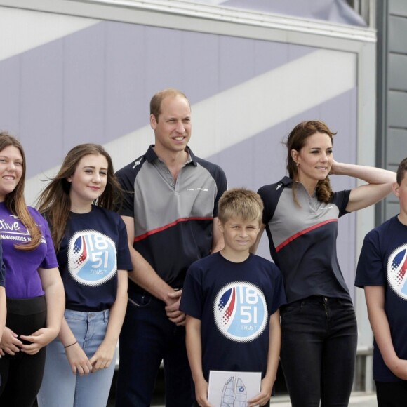 Le prince William, duc de Cambridge et Catherine Kate Middleton, la duchesse de Cambridge arrivent à Portsmouth pour rencontrer l'équipe du Land Rover Bar team qui participe à L'america's cup à Portsmouth, le 24 juillet 2016