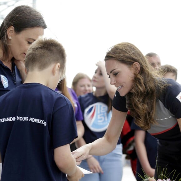 Le prince William, duc de Cambridge et Catherine Kate Middleton, la duchesse de Cambridge arrivent à Portsmouth pour rencontrer l'équipe du Land Rover Bar team qui participe à L'america's cup à Portsmouth, le 24 juillet 2016