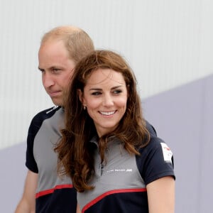 Le prince William, duc de Cambridge et Catherine Kate Middleton, la duchesse de Cambridge arrivent à Portsmouth pour rencontrer l'équipe du Land Rover Bar team qui participe à L'america's cup à Portsmouth, le 24 juillet 2016