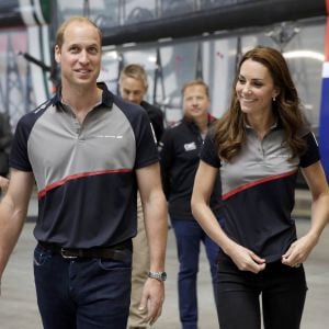 Le prince William, duc de Cambridge et Catherine Kate Middleton, la duchesse de Cambridge arrivent à Portsmouth pour rencontrer l'équipe du Land Rover Bar team qui participe à L'america's cup à Portsmouth, le 24 juillet 2016