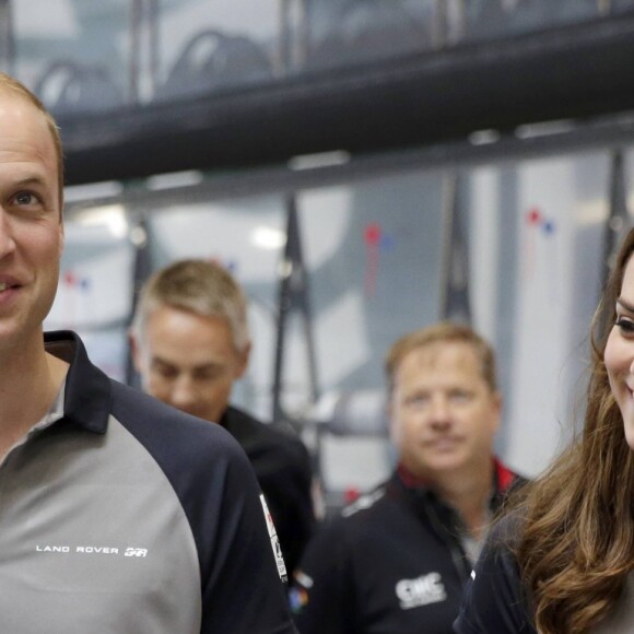 Le prince William, duc de Cambridge et Catherine Kate Middleton, la duchesse de Cambridge arrivent à Portsmouth pour rencontrer l'équipe du Land Rover Bar team qui participe à L'america's cup à Portsmouth, le 24 juillet 2016
