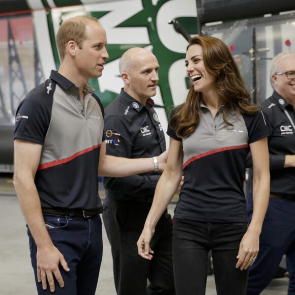 Le prince William, duc de Cambridge et Catherine Kate Middleton, la duchesse de Cambridge arrivent à Portsmouth pour rencontrer l'équipe du Land Rover Bar team qui participe à L'america's cup à Portsmouth, le 24 juillet 2016