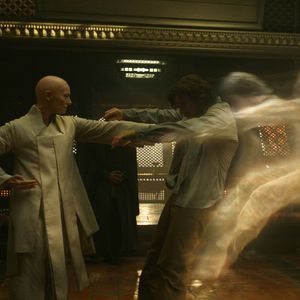Tilda Swinton et Benedict Cumberbatch dans Docteur Strange