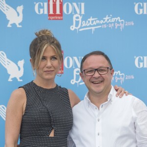 Jennifer Aniston et Pietro Rinaldi à la 46e édition du Festival du film de Giffoni en Italie, le 23 juillet 2016