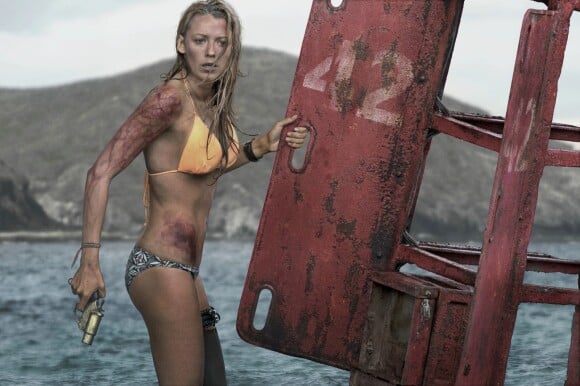 Blake Lively face au squale dans Instinct de survie.